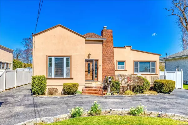 37 Wynsum AVE, Merrick, NY 11566