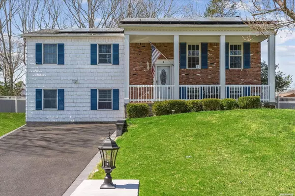 Coram, NY 11727,4 Dawson PL