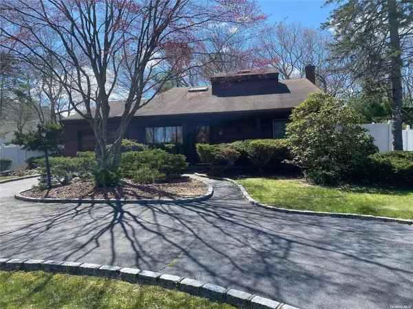 Coram, NY 11727,4 Flint LN