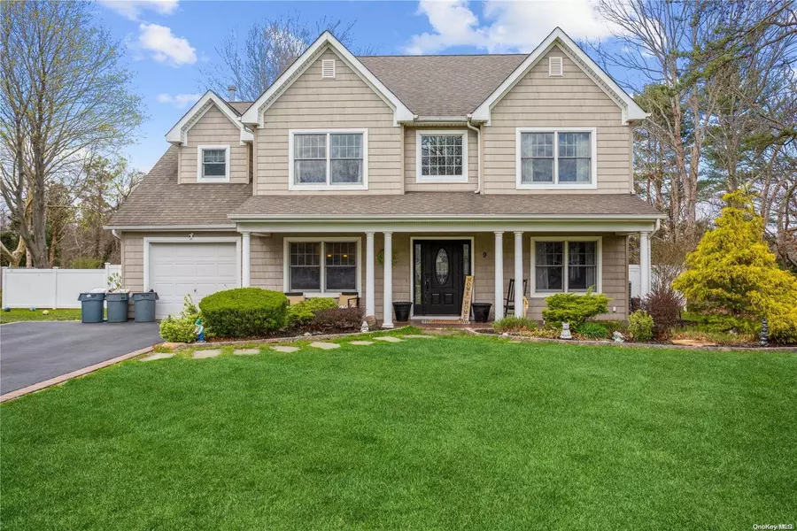 9 Folsom LN, Coram, NY 11727