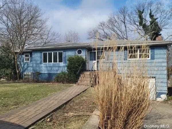 28 Dandelion RD, Rocky Point, NY 11778