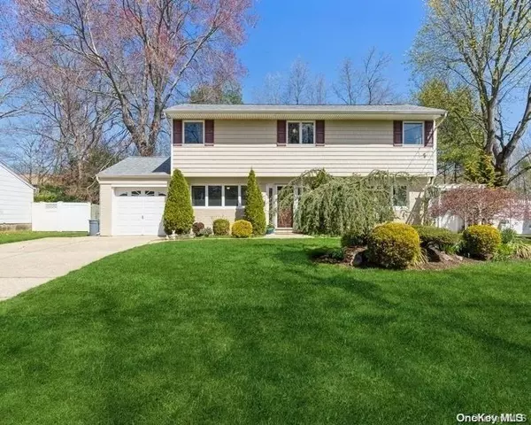 16 Dovecote LN, Commack, NY 11725