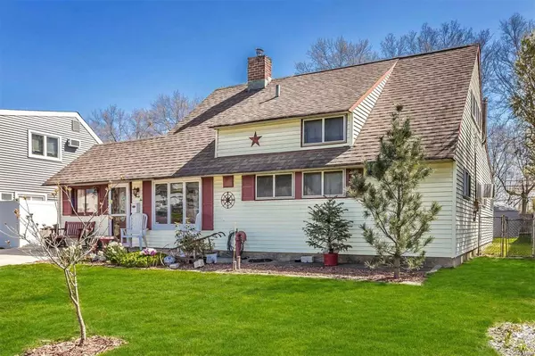 142 E Choir LN, Westbury, NY 11590