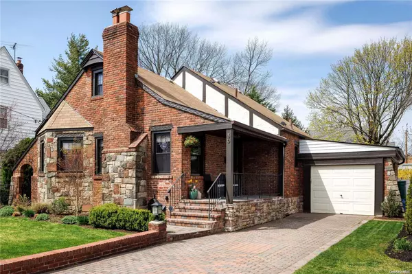 30 Morris AVE, Malverne, NY 11565