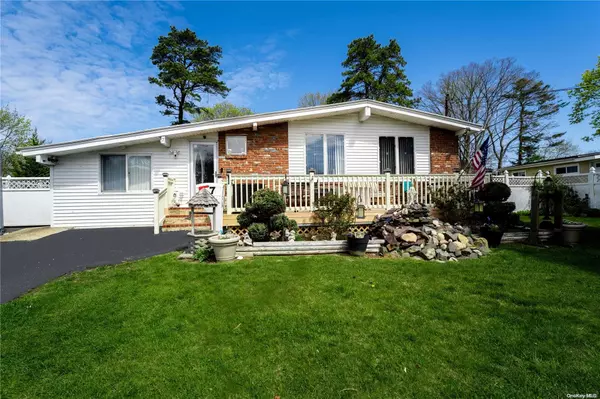 7 Lace LN, Central Islip, NY 11722