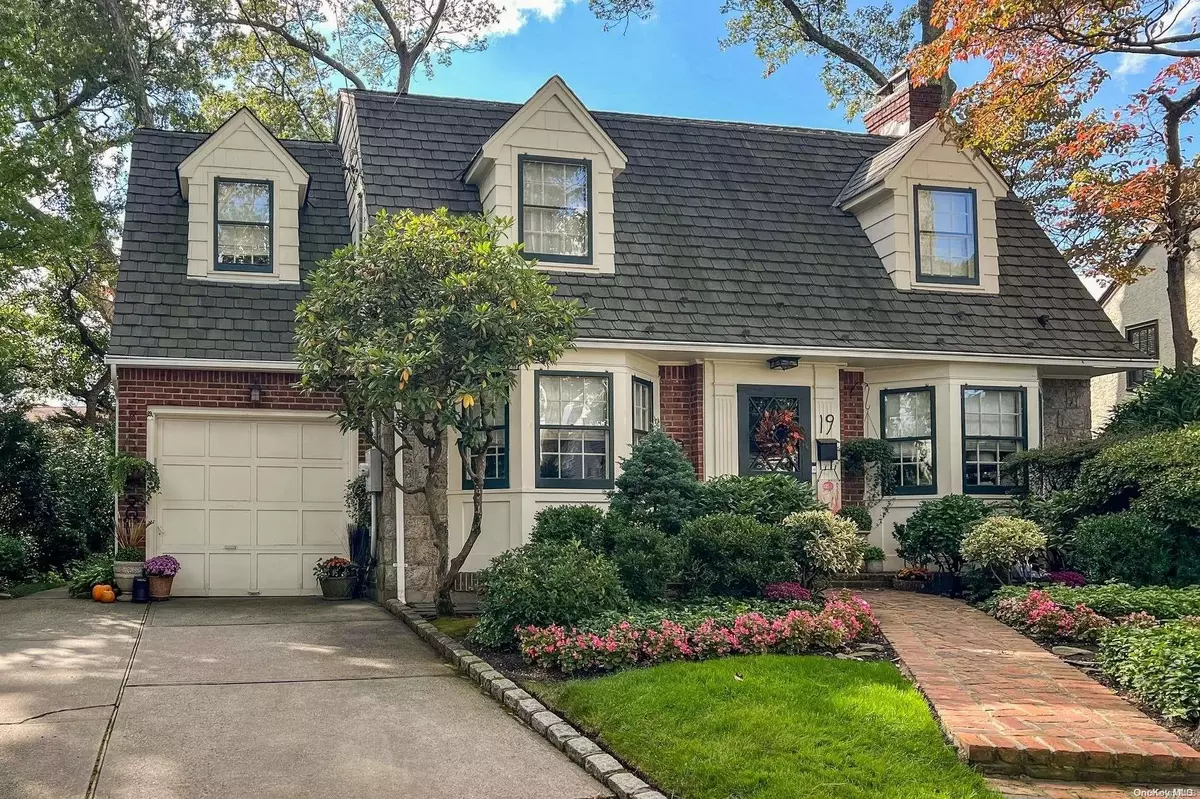 Malverne, NY 11565,19 Webster ST