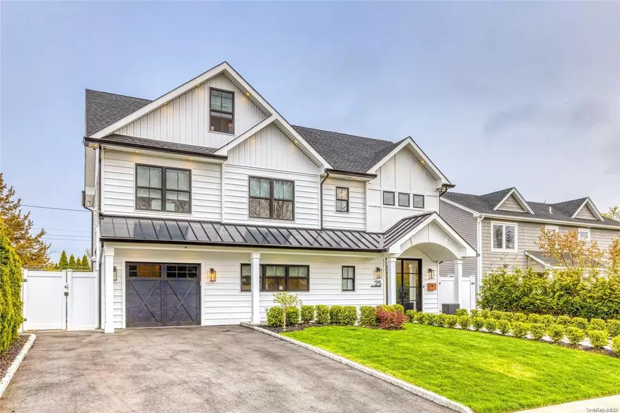 25 Mellow LN, Westbury, NY 11590