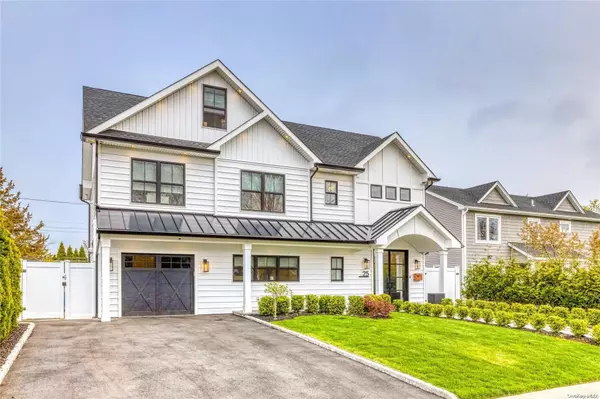 25 Mellow LN, Westbury, NY 11590