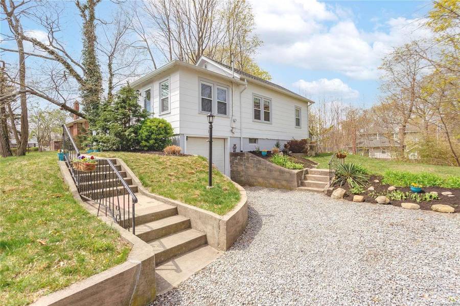 52 Eastport DR, Sound Beach, NY 11789