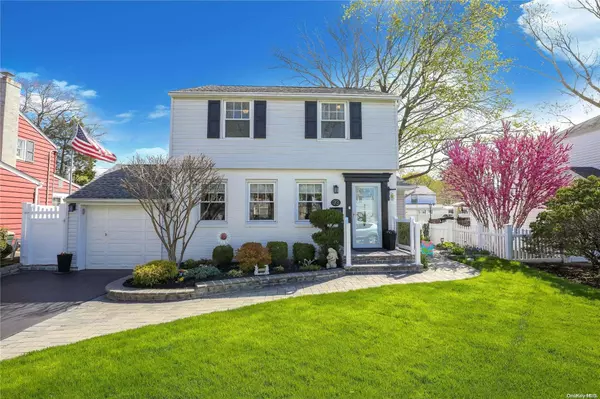 73 Roydon DR, Merrick, NY 11566