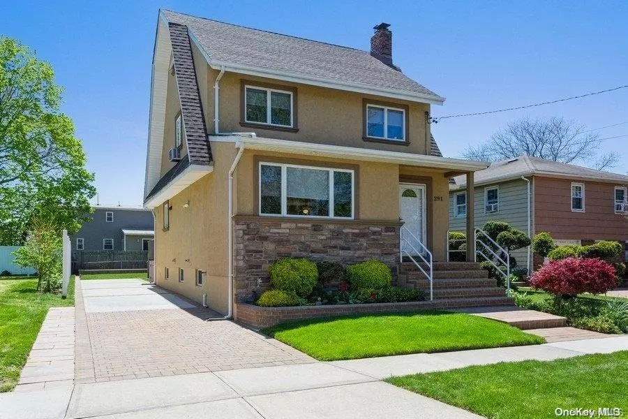 291 W Windsor Pkwy, Oceanside, NY 11572