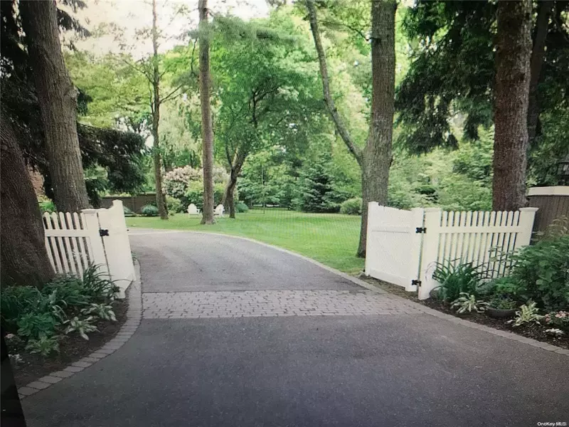 115 Durkee LN, East Patchogue, NY 11772