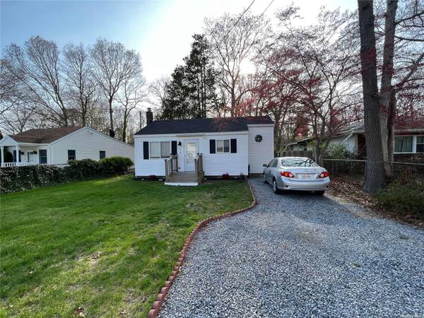 66 Hounslow RD, Shirley, NY 11967