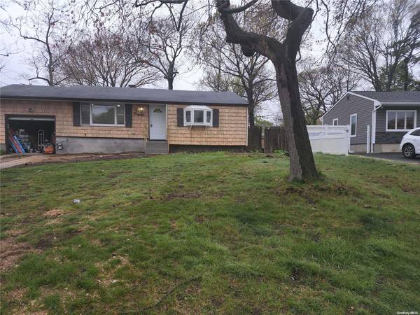 246 Fruitwood LN, Central Islip, NY 11722