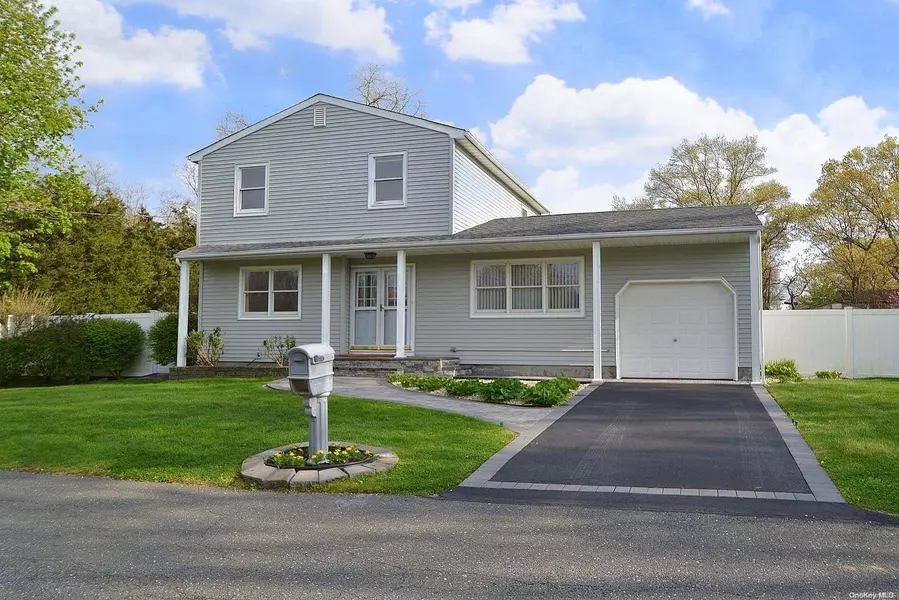 18 Radford RD, Lake Grove, NY 11755