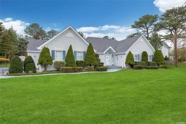 10 Torrington LN, Shoreham, NY 11786