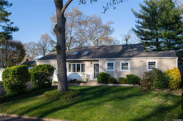 34 Foxwood DR, Huntington Station, NY 11746