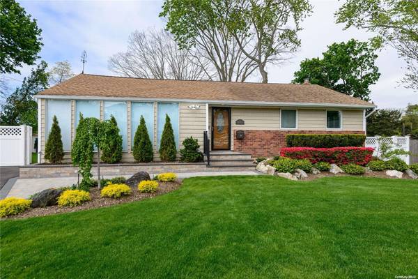 11 Maggio LN, Old Bethpage, NY 11804