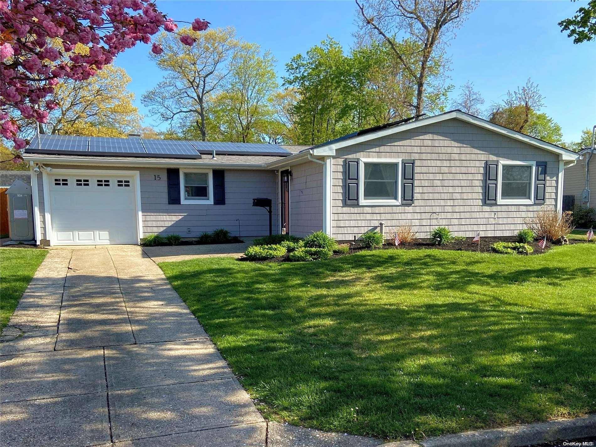 15 Huxley LN, Ronkonkoma, NY 11779