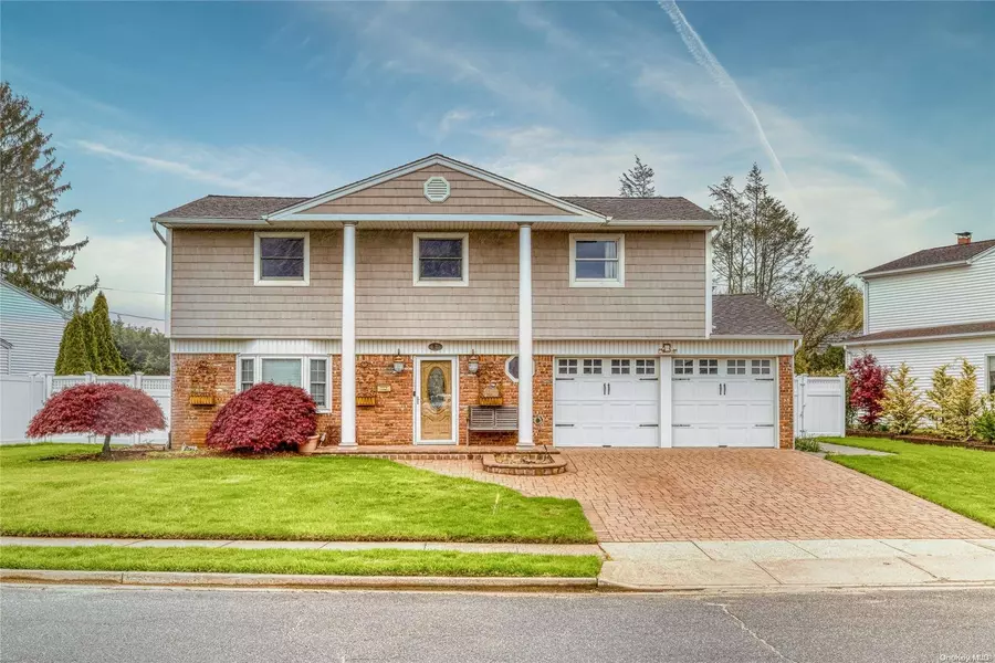 28 Bluebird LN, Plainview, NY 11803