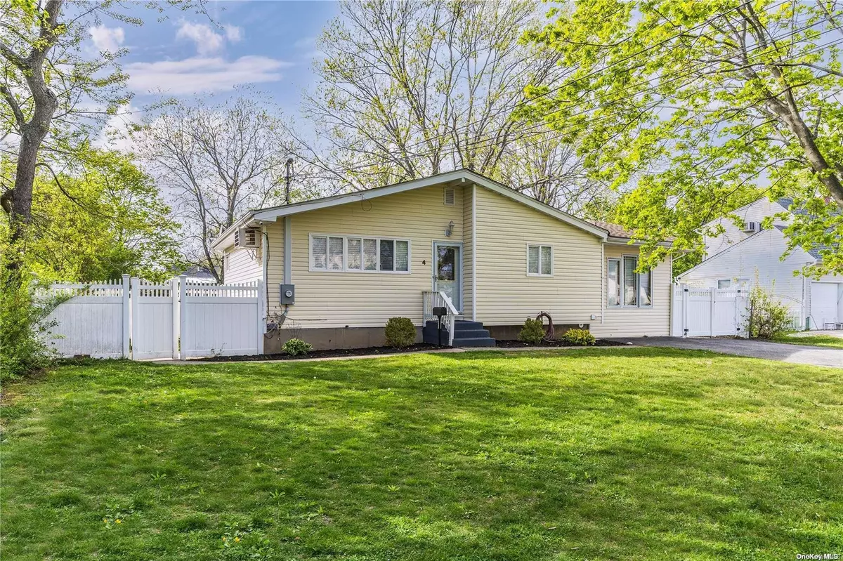 Brentwood, NY 11717,4 Rollin LN