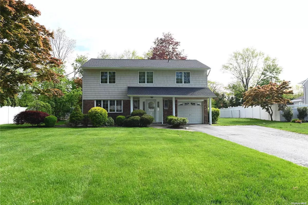 East Northport, NY 11731,17 Medford LN