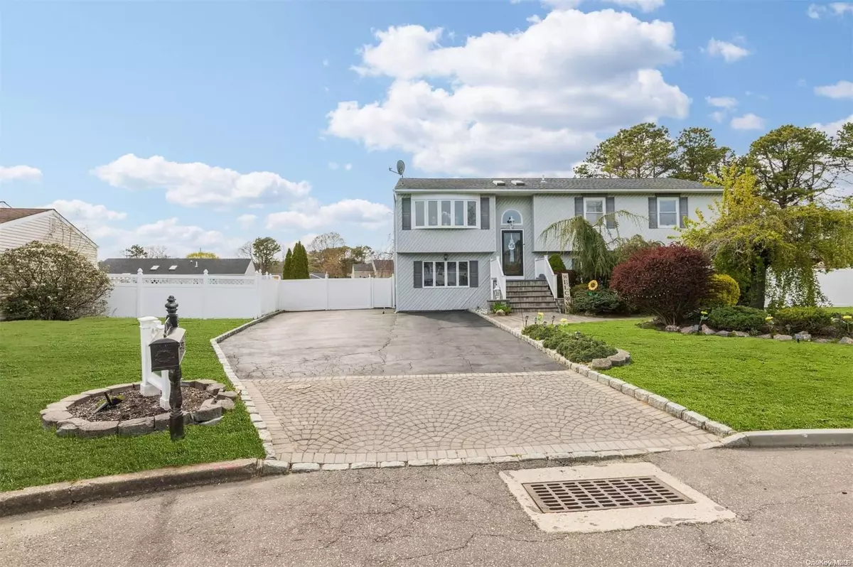 East Patchogue, NY 11772,36 Frost Valley DR