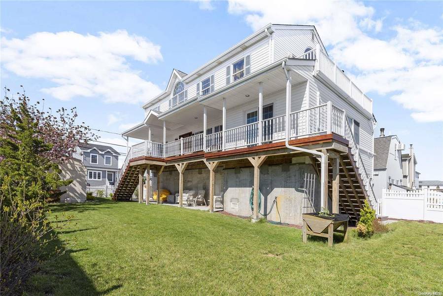 3640 Naomi ST, Seaford, NY 11783