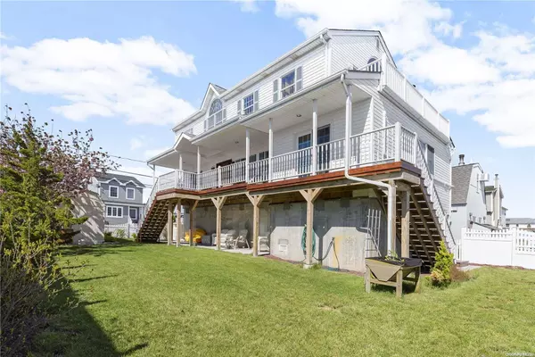 3640 Naomi ST, Seaford, NY 11783