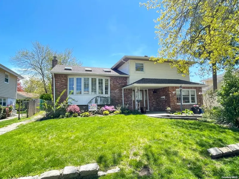 548 Meryl DR, Westbury, NY 11590