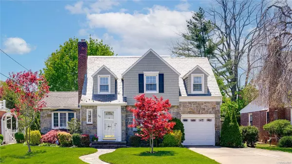 242 Morris AVE, Malverne, NY 11565