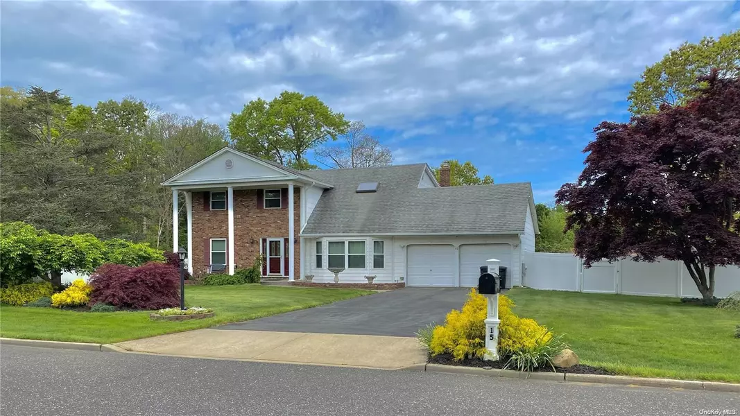 15 Chauncey LN, Coram, NY 11727