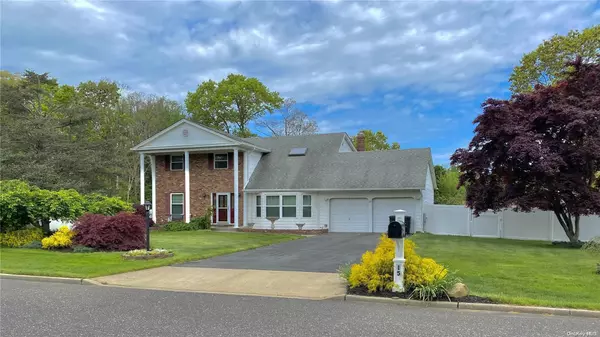 Coram, NY 11727,15 Chauncey LN