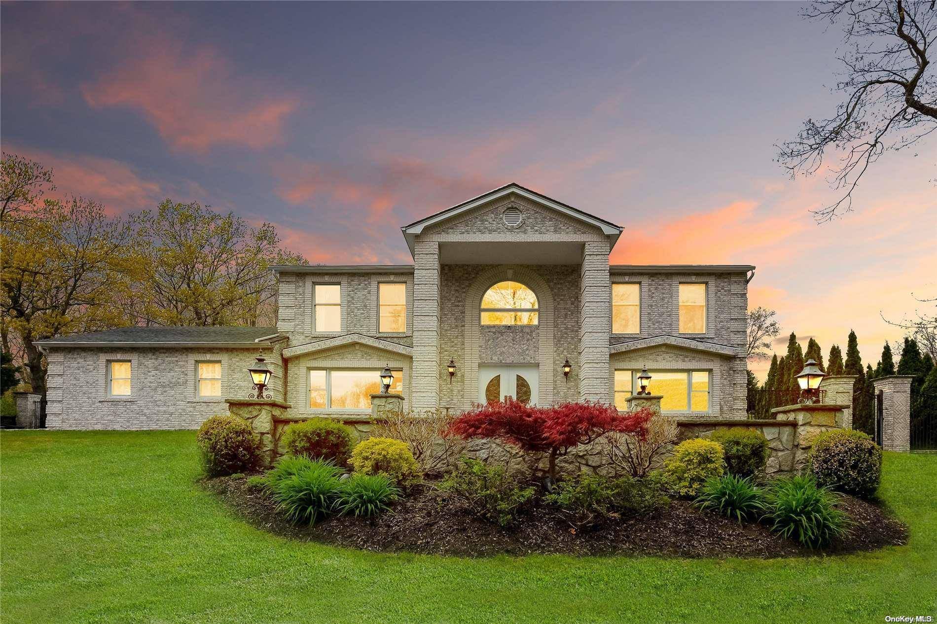 85 Wildwood DR, Dix Hills, NY 11746