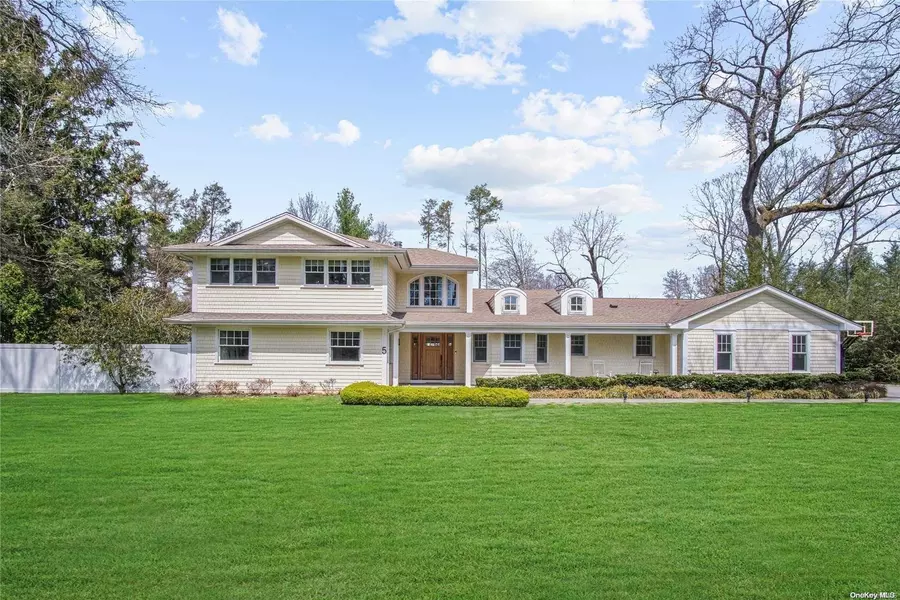 5 Kings DR, Old Westbury, NY 11568