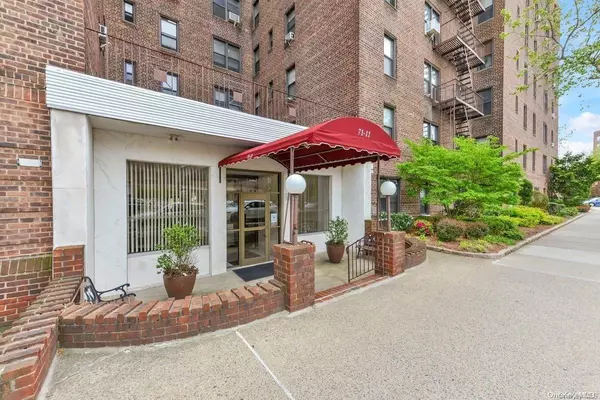 Forest Hills, NY 11375,71-11 Yellowstone BLVD #6M