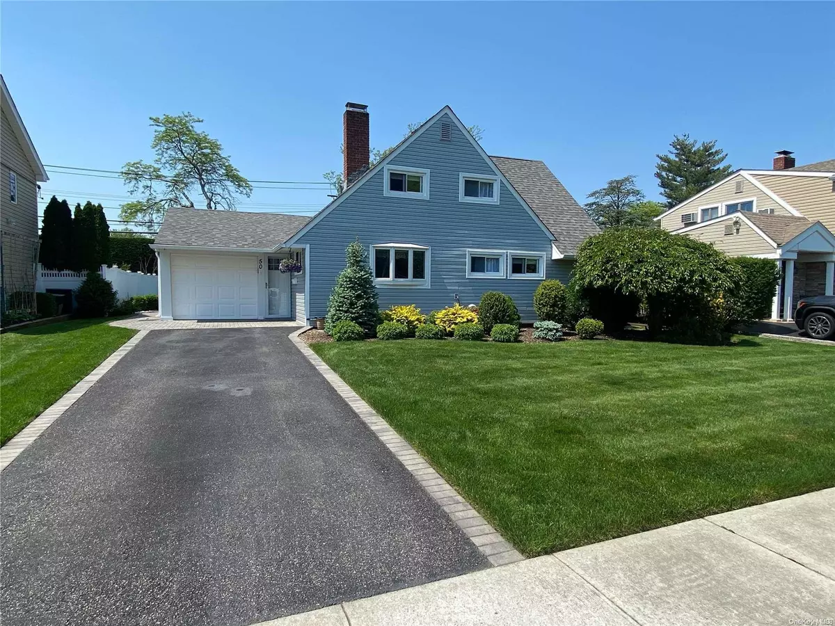 Westbury, NY 11590,50 Pilgrim LN