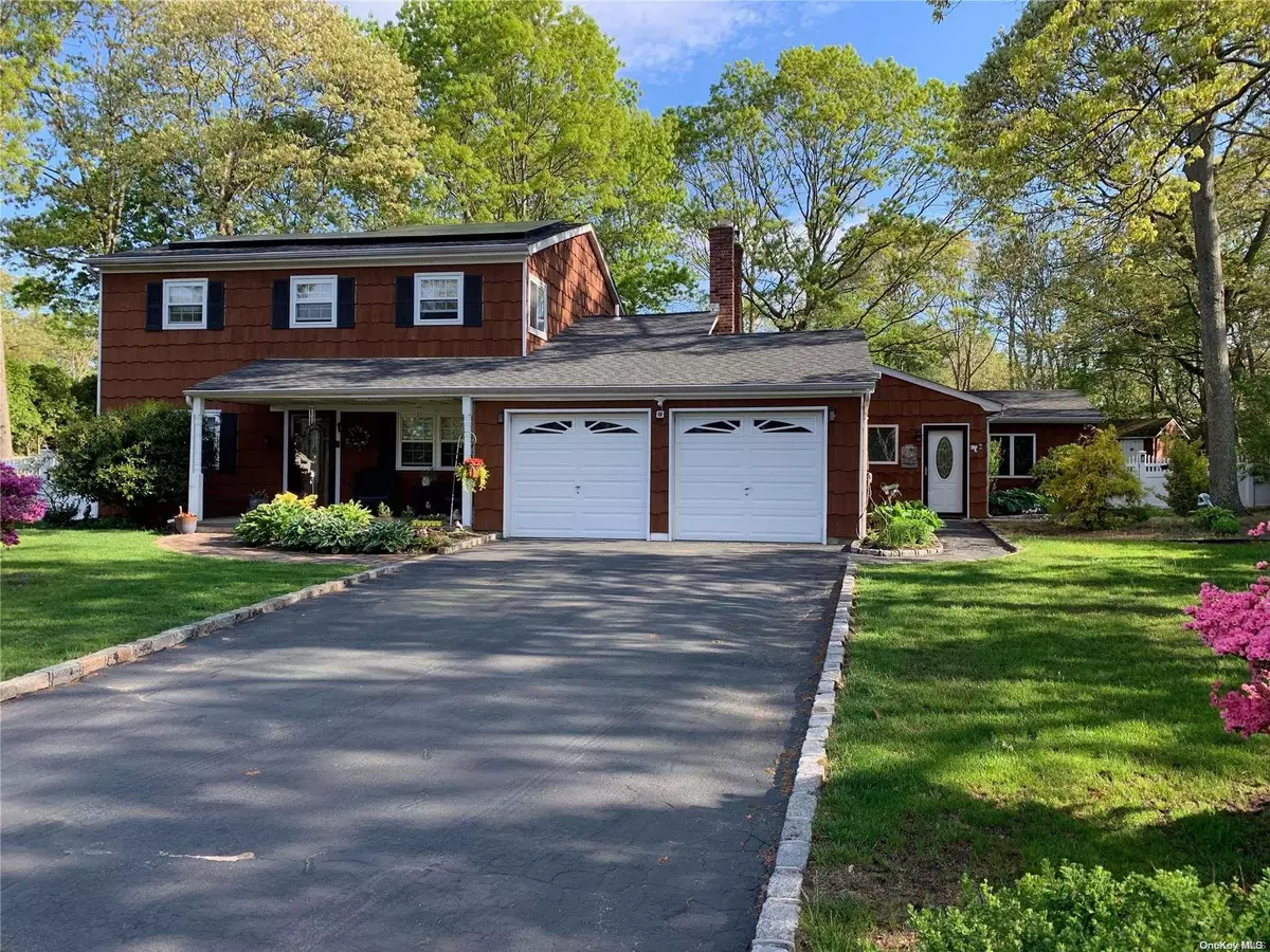 Holtsville, NY 11742,9 Concord DR