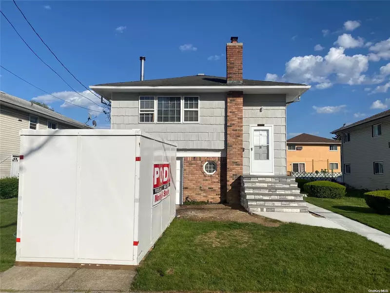 54 1st AVE, Westbury, NY 11590
