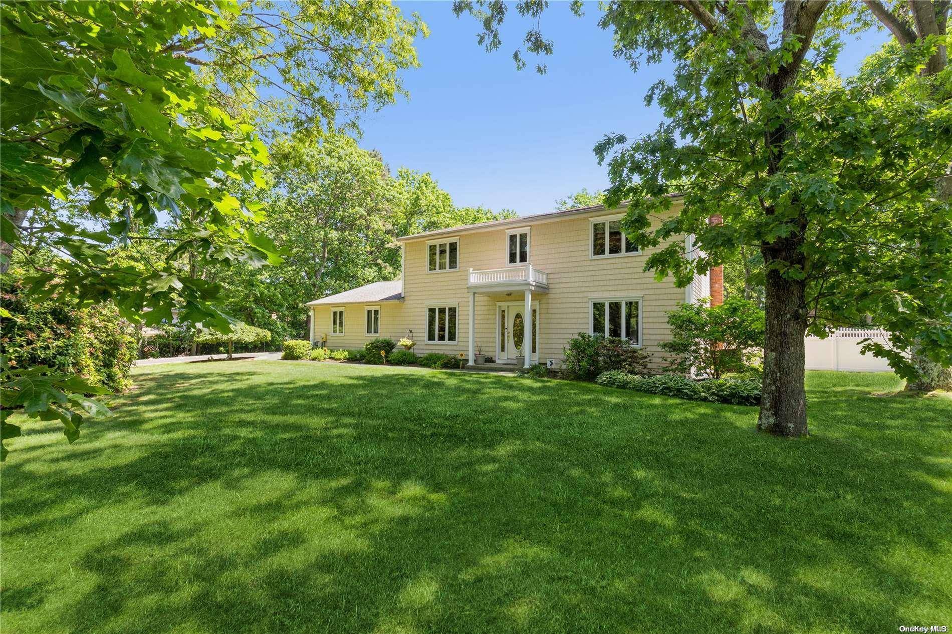 25 Mike LN, Smithtown, NY 11787