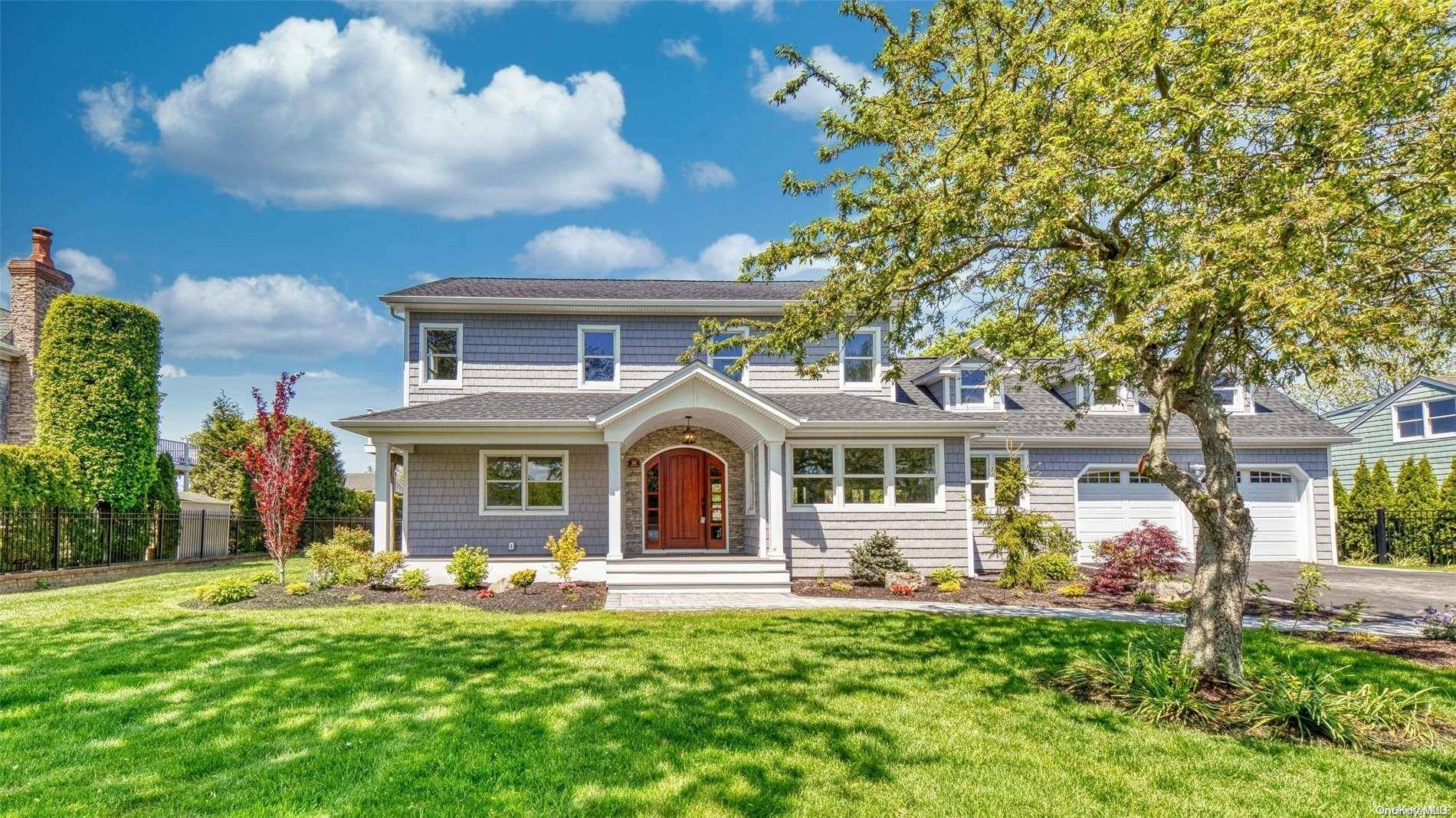 90 Wagstaff LN, West Islip, NY 11795