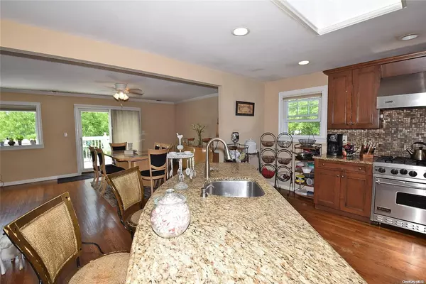 38 Mohawk DR, Brightwaters, NY 11718