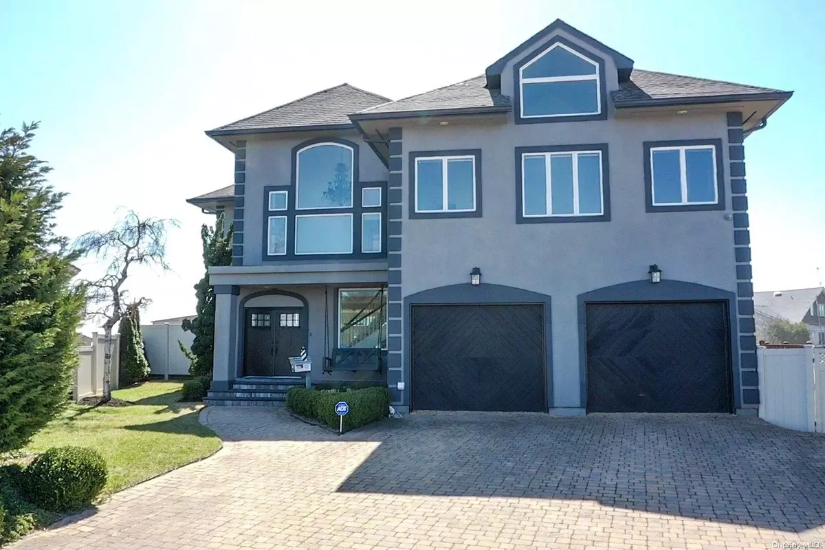 Babylon, NY 11702,27 Waters Edge