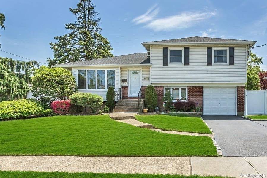 3850 Oxford LN, Seaford, NY 11783