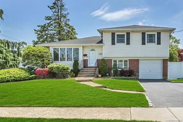 3850 Oxford LN, Seaford, NY 11783