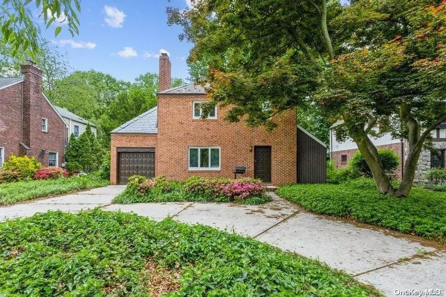 Garden City, NY 11530,30 Kingsbury RD