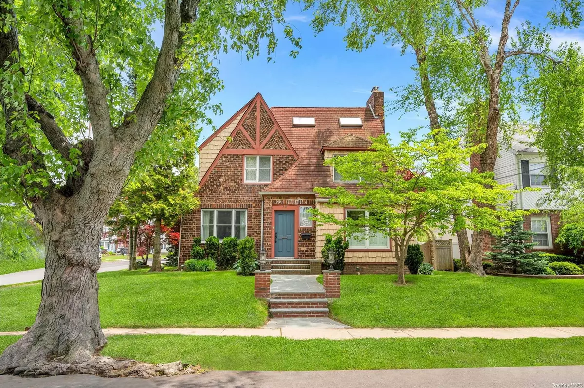 Malverne, NY 11565,72 King ST