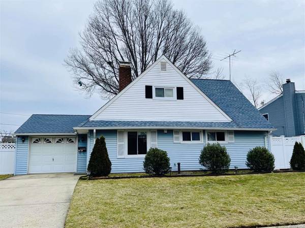 11 Grape LN, Hicksville, NY 11801