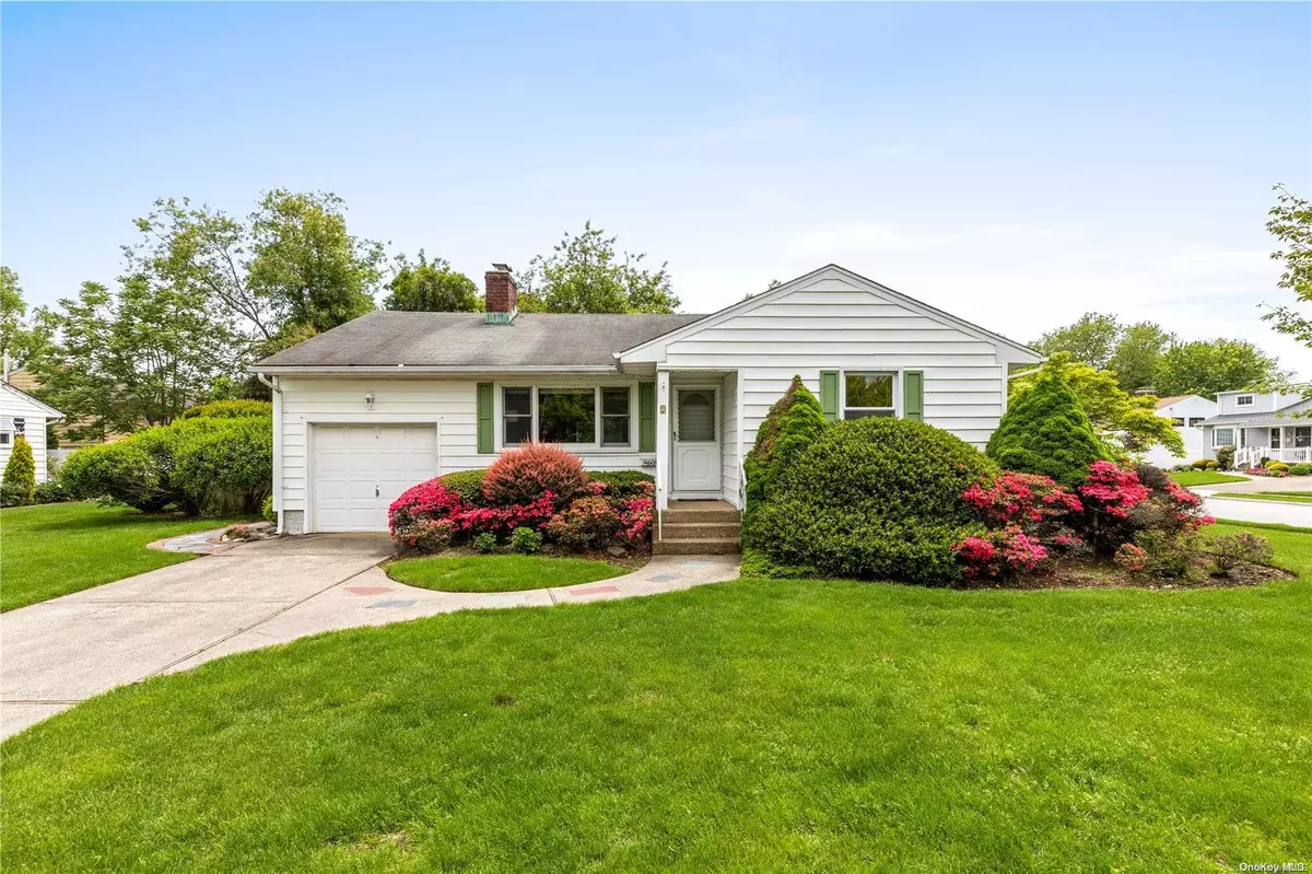 Syosset, NY 11791,2 Gainsboro LN