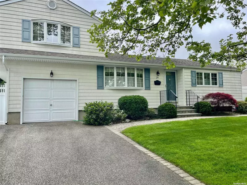 29 Spinner LN, Commack, NY 11725